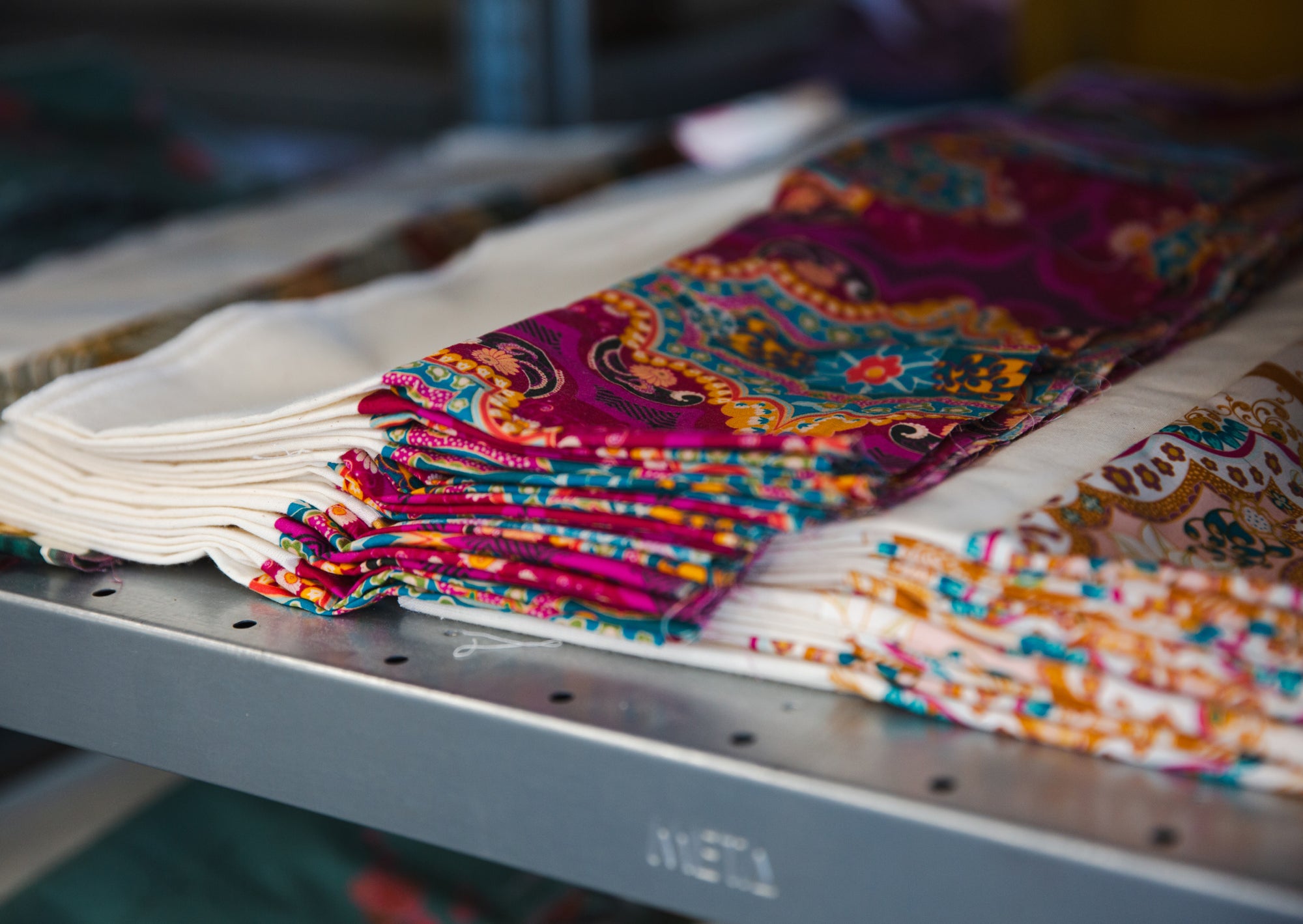 Pinke und gelbe halbherzige Meditationskissen im Regal